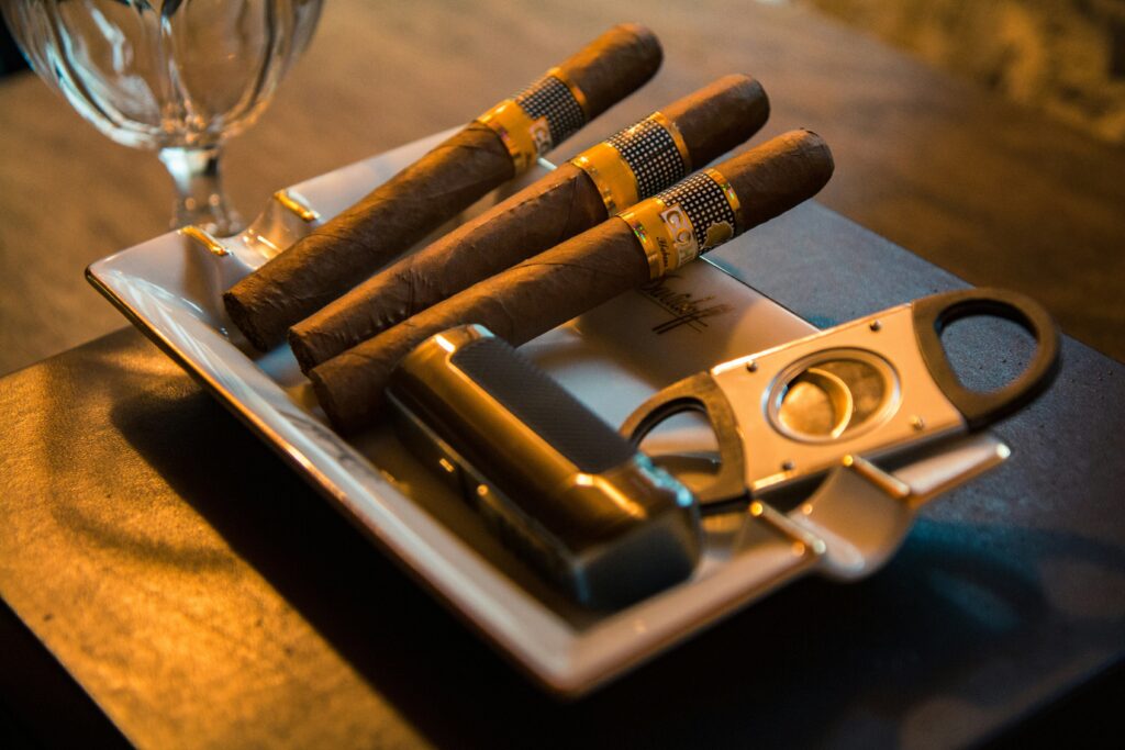 How Should Beginners Choose Their Cigar Accessories Set?