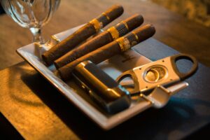 How Should Beginners Choose Their Cigar Accessories Set?